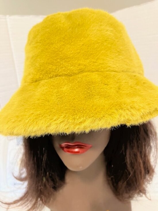 Oversize fuzzy bucket hat. - Picture 1 of 3